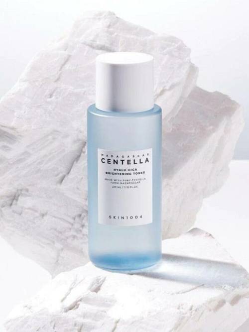 Skin1004 Madagascar Centella Hyalu-Cica Brightening Toner – Απολεπιστικό κ ενυδατικό τονερ σε 1 - 210 ml